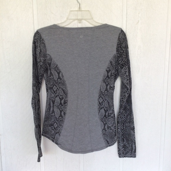 LULULEMON BETWEEN THE LINES LONG SLEEVE TOP SIZE 8 - Picture 9 of 13